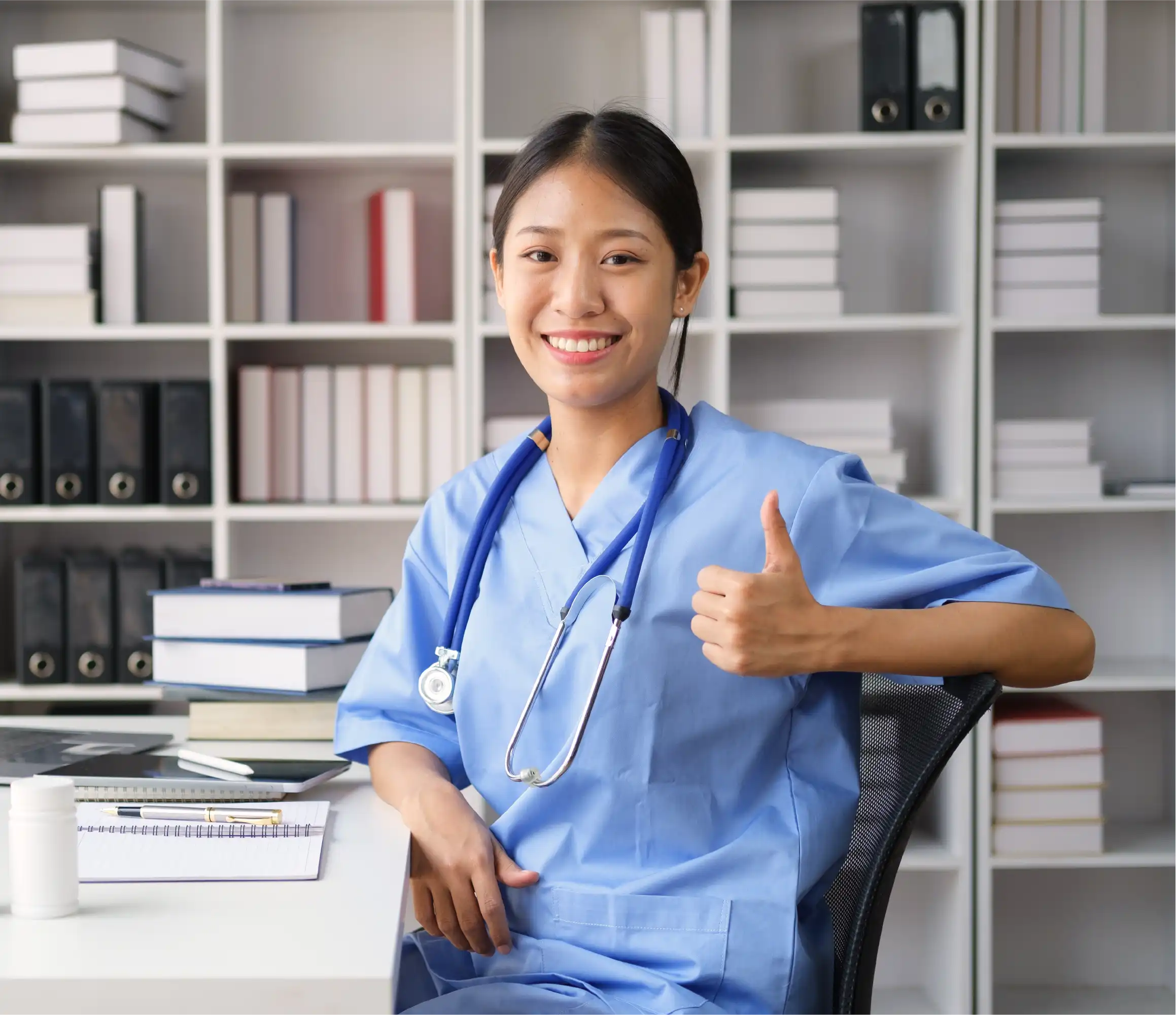 Physician using Augnito medical speech recognition software on desktop